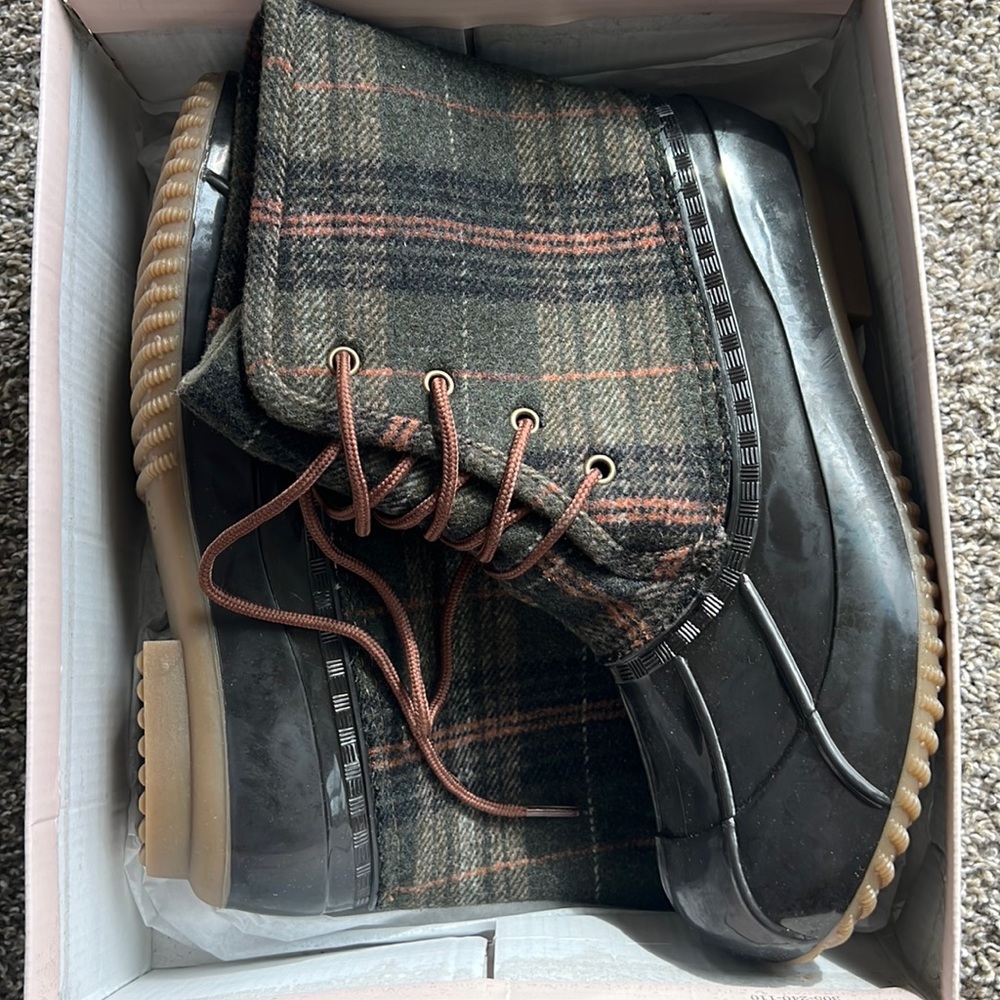 Justfab never been worn snow boots.